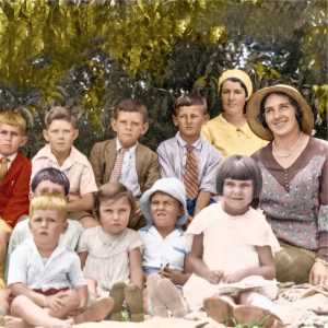 Group Photo Colorisation: 6 to 10 People